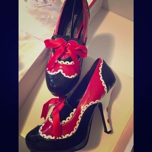 Queen of Hearts heels, NIB. Size 8-9.